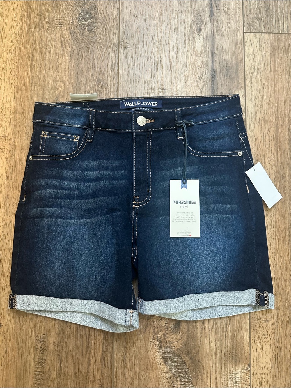 NWT! Wallflower Women's Jean Shorts, The Irresistible Fit, Dark Wash, Midi, 9/29